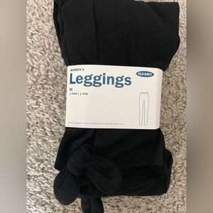 Women’s black leggings NWT old navy M